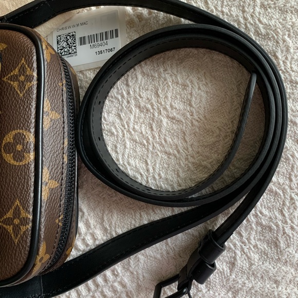 Louis Vuitton Christopher Wearable Wallet - Picture 11 of 17